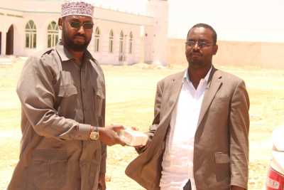 Shaqaalaha Madaxtooyada Puntland Oo Lacag Ku Wareejiyey Gudiga Gurmadka Abaaraha.