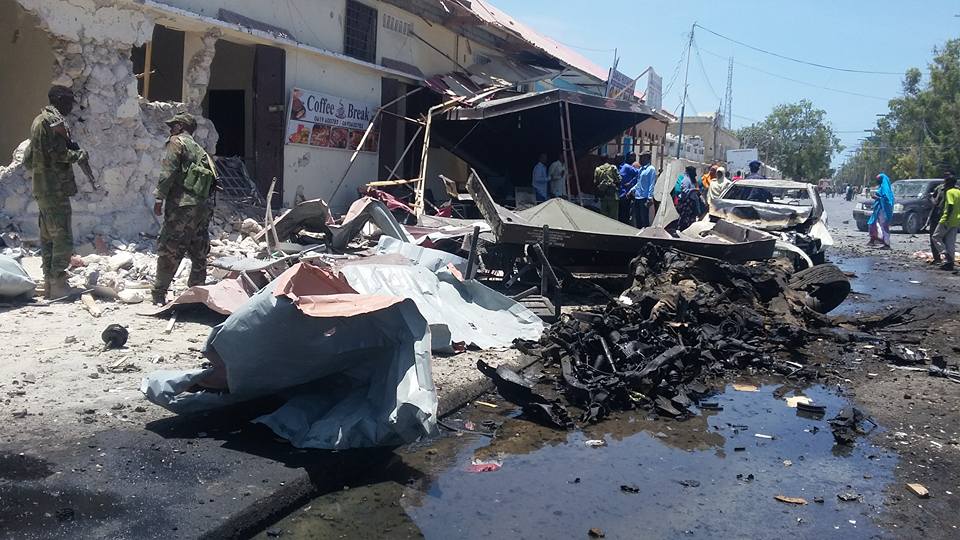 Sawirro: Qarax ay Dad ku Dhinteen oo ka Dhacay Maqaayad ku Taal Muqdisho