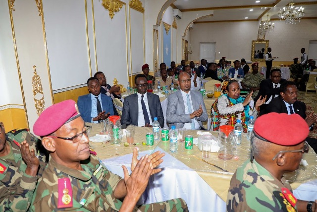 Madaxweyne Farmaajo Oo Soo Dhoweyn u sameeyay wafdi kasocda Jabuuti (sawiro)