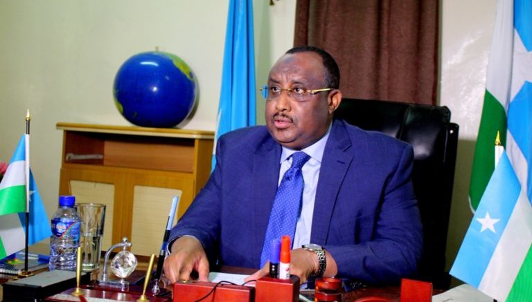 Madaxweynaha Puntland oo dalacsiiyay saraakiil ciidan