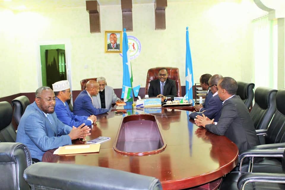 Madaxweynaha Puntland oo la kulmay Madaxda Bangiga iyo Wasaaradda Maaliyadda