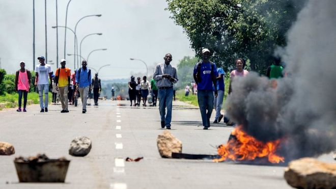 Ciidamada dalka Zimbabwe oo lagu eedeeyey inay gaysanayaan tacadiyo dadka shacabka ah