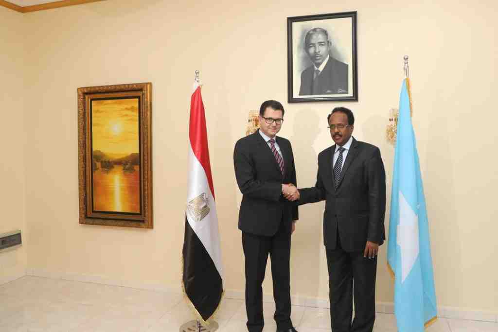 Farmaajo oo waraaqaha aqoonsiga ka guddoomay Safiirada Masar iyo Indonesia