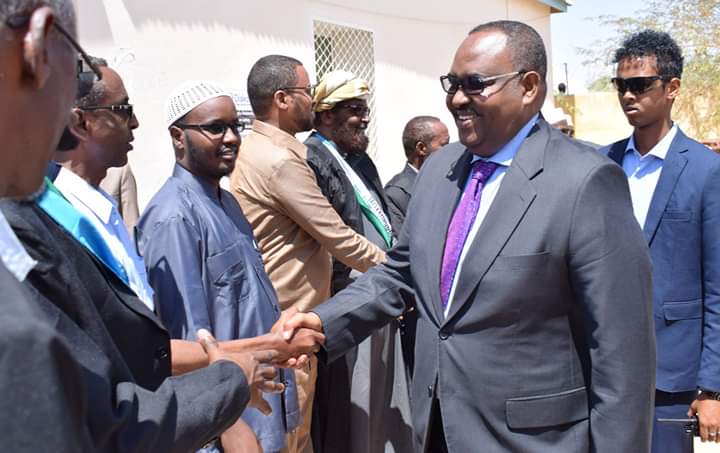 Madaxweynaha Puntland iyo wafdi uu hogaaminayo oo gaaray Qardho (dhegayso)