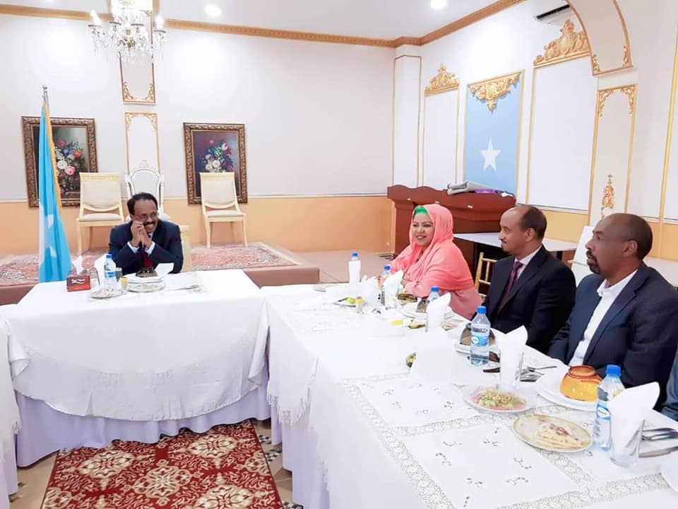 Madaxweyne Farmaajo oo qado sharaf u sameyeey Madaxweynaha koonfur galbeed (Sawiro)