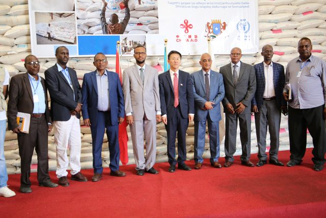 Shiinaha oo dowladda federaalka deeq raashin ah ku wareejiyeey – Radio ...