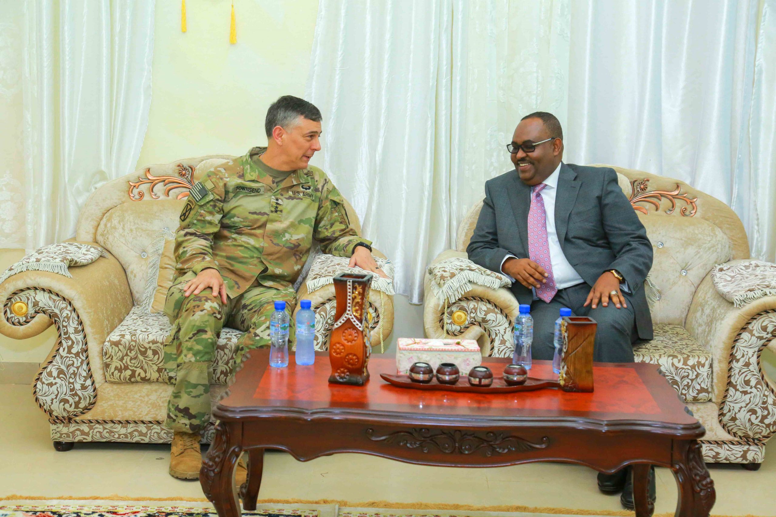 Taliyaha howlgalka Africom iyo madaxweyne Deni oo Boosaaso kulan ku yeeshay