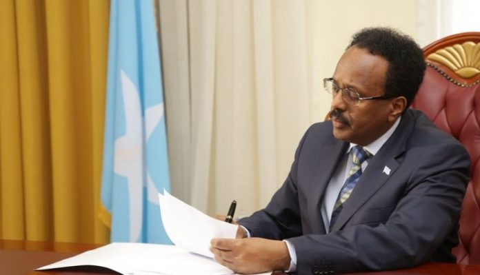 Madaxweyne Farmaajo oo saxiixay sharciga  Baatroolka dalka.