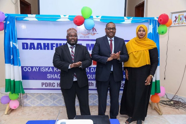 Madaxweynaha Puntland oo daahfuray Mashruuc ardayda lagu siinayo Komputaro (dhegayso)