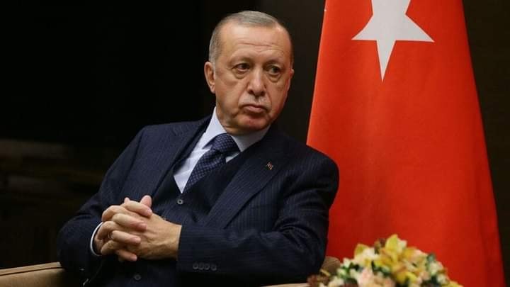 Madaxweynaha Turkiga Erdogan oo ka Badbaaday Isku Day Dil
