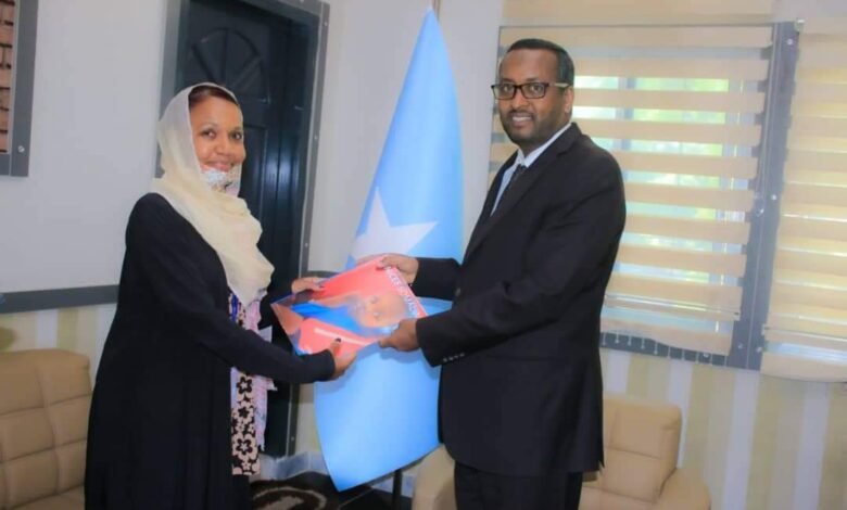 Dowladda Soomaaliya oo Waraaqaha Aqoonsiga ka guddoontay Wakiilka Hay’adda UNICEF ee Somaaliya