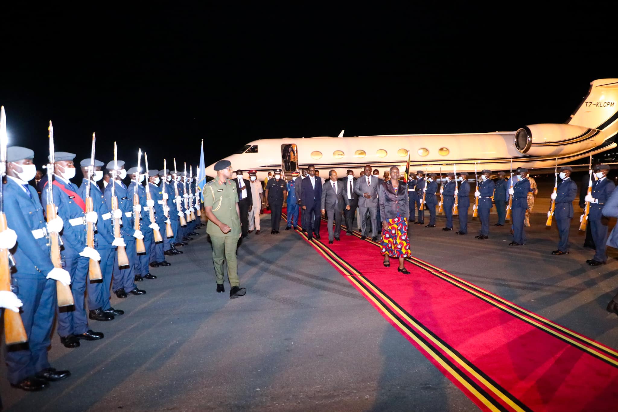 Madaxweyne Xasan Sheekh oo Caawa Kampala gaaray, Tababarna usoo xiray Ciidan!